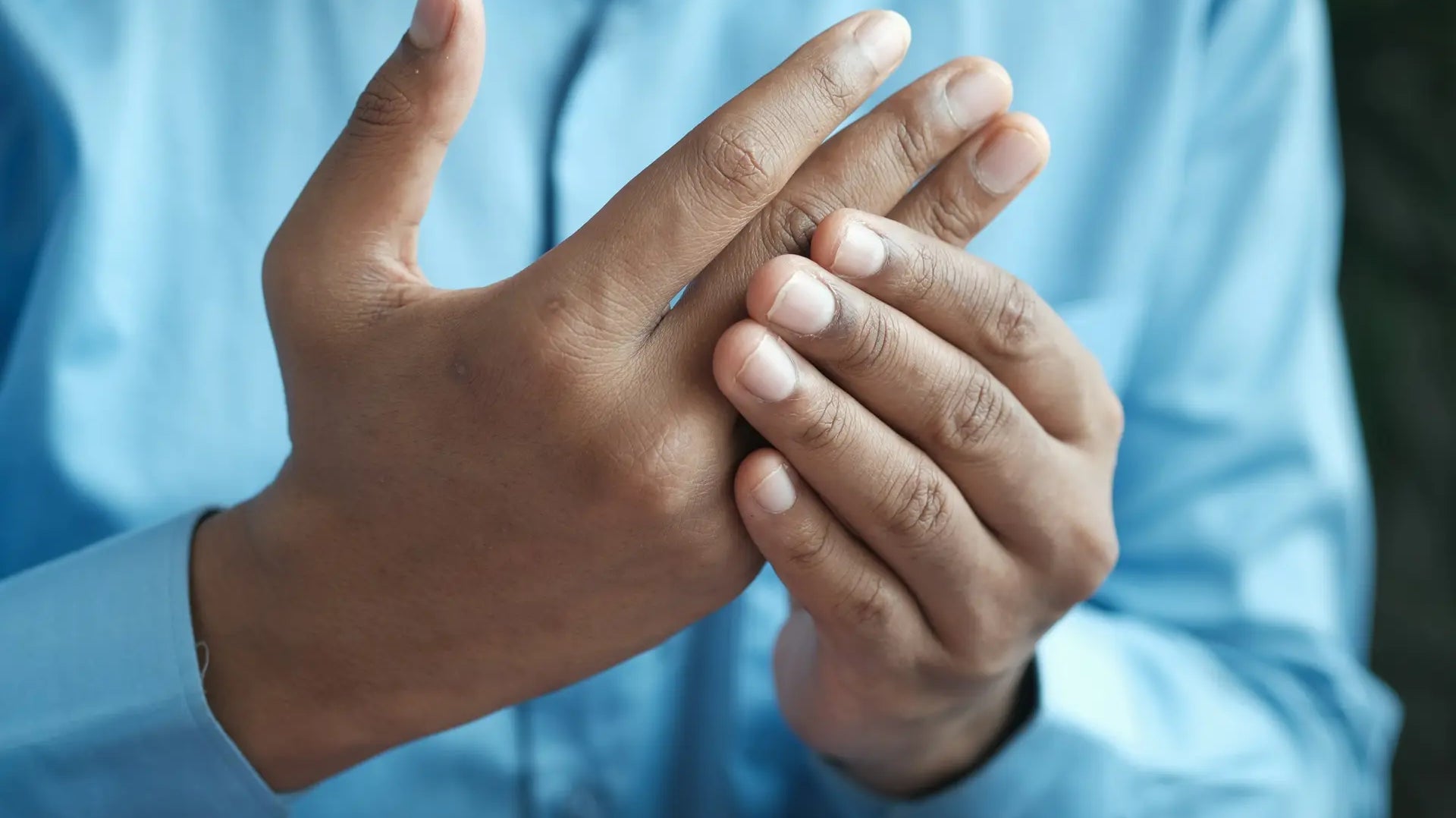 Close-up of hands showing joint discomfort associated with reactive arthritis — photo by Towfiqu Barbhuiya