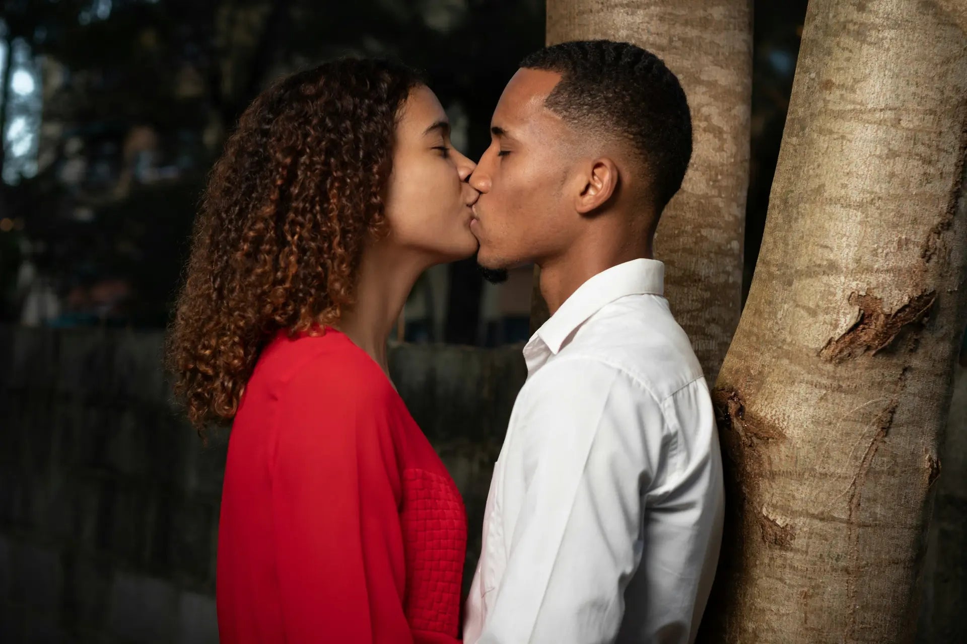 Couple sharing a passionate kiss outdoors — photo by Gama Films
