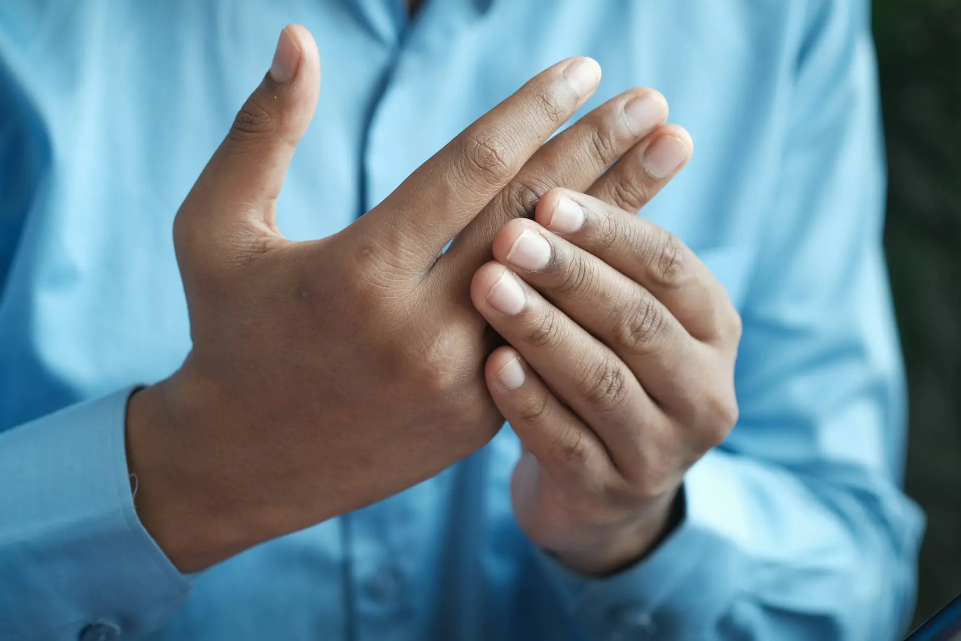 Close-up of hands showing joint discomfort associated with reactive arthritis — photo by Towfiqu Barbhuiya